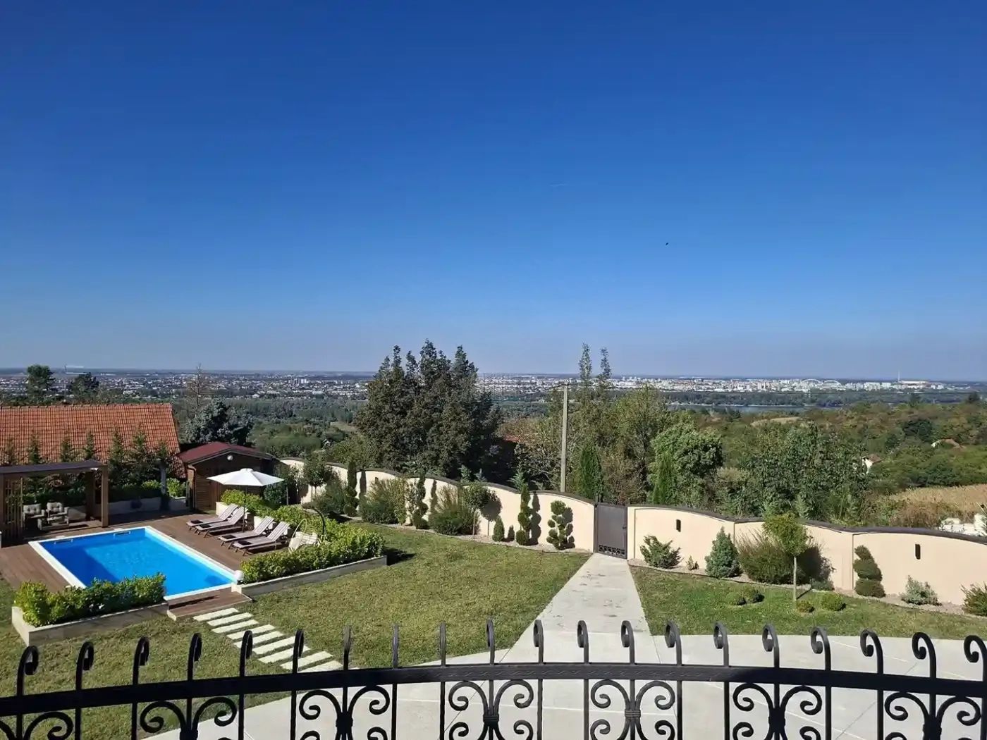Vila sa bazenom - okolina Novog Sada - Ledinci